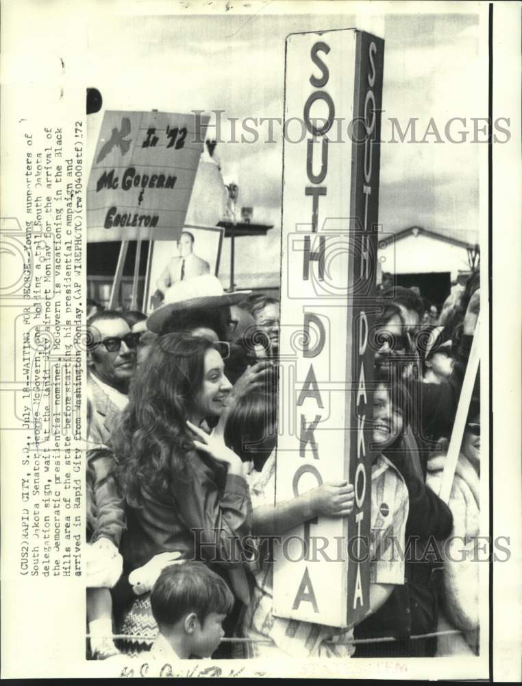 Load image into Gallery viewer, 1972 Press Photo McGovern supporters with signs await his arrival in Rapid City
