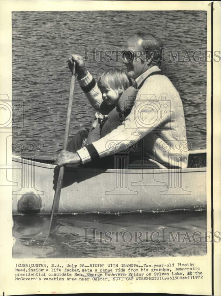 Load image into Gallery viewer, 1972 Press Photo Timothy Mead with grandpa, Senator McGovern, ride in canoe
