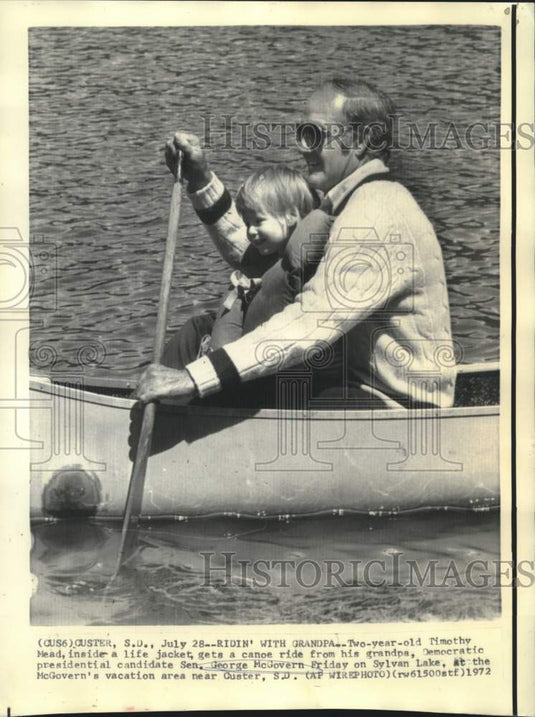 1972 Press Photo Timothy Mead with grandpa, Senator McGovern, ride in canoe