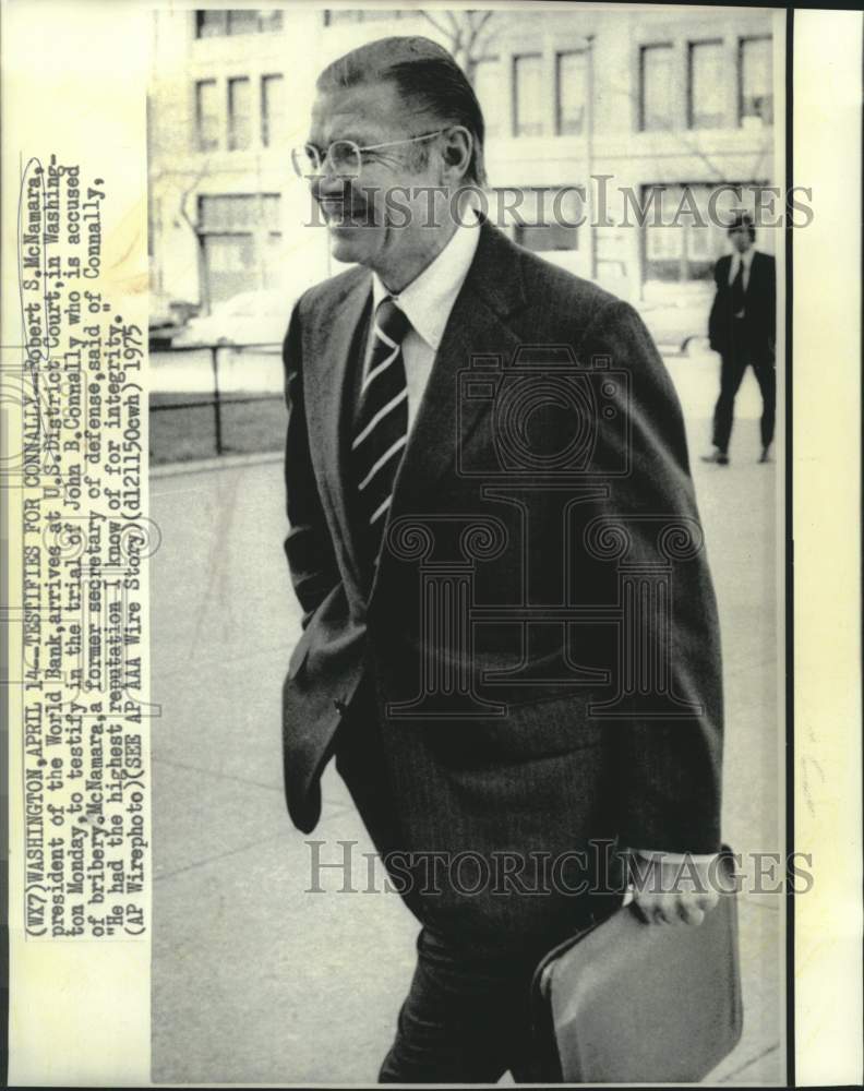 Load image into Gallery viewer, 1975 Press Photo World Bank President McNamara arrives at US District Court
