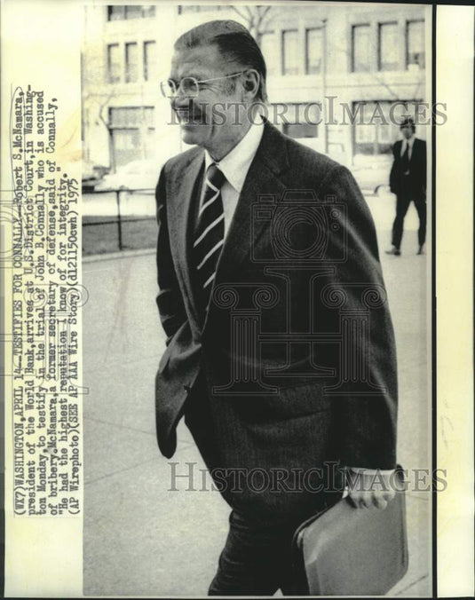 1975 Press Photo World Bank President McNamara arrives at US District Court
