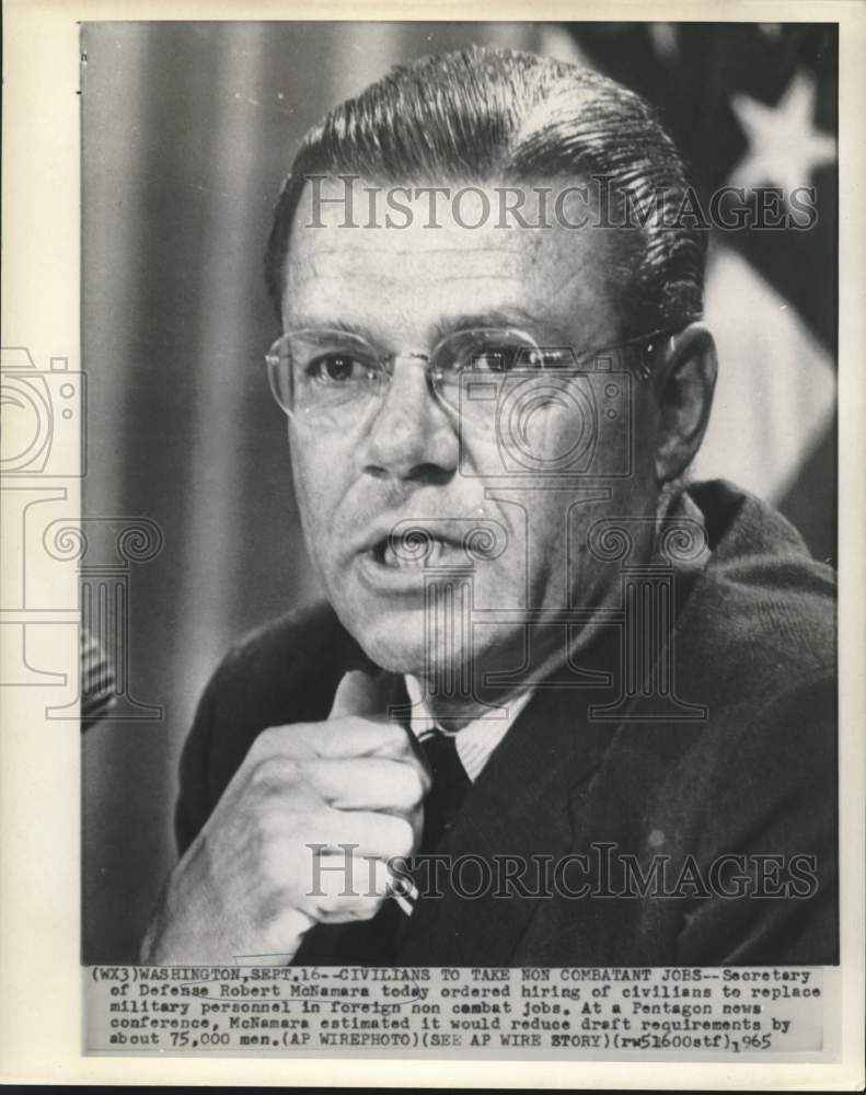 1965 Press Photo Defense Secretary McNamara hiring civilians for non combat jobs- Historic Images