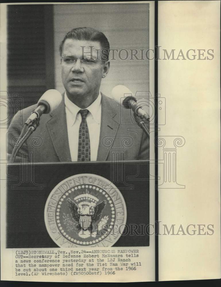 Load image into Gallery viewer, 1966 Press Photo Defense Secretary Robert McNamara at LBJ Ranch news conference
