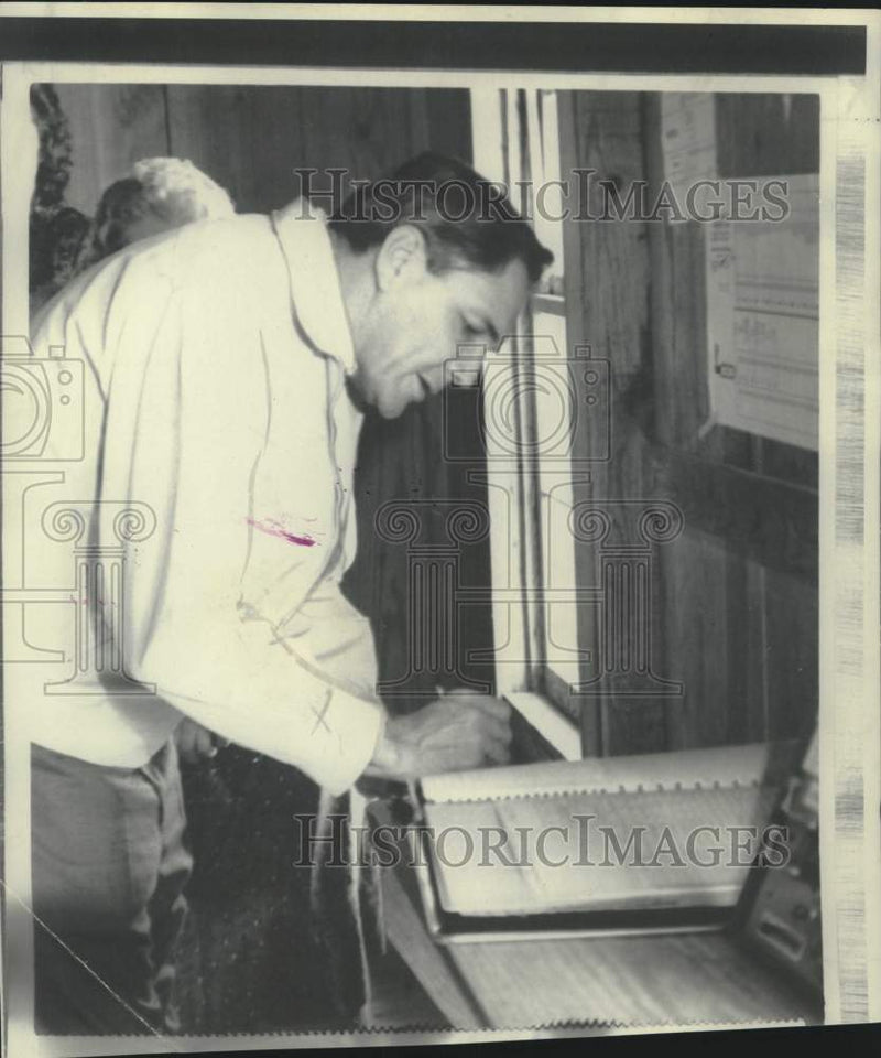 Load image into Gallery viewer, 1966 Press Photo Louisiana Governor McKeithen votes at Caldwell Parish
