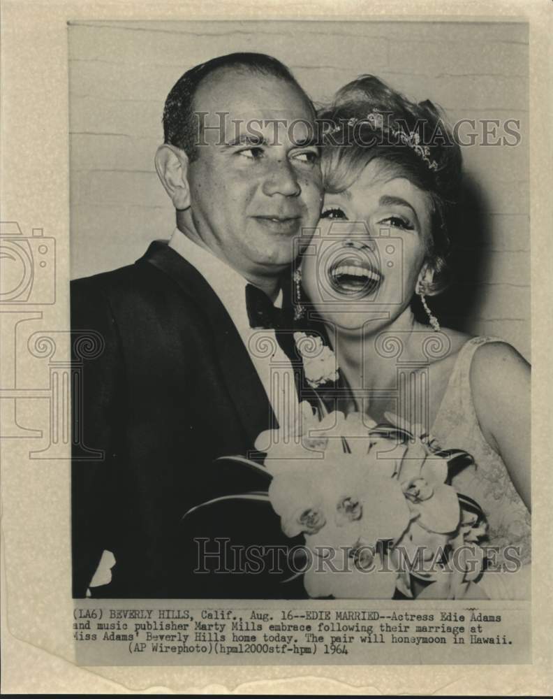 Load image into Gallery viewer, 1964 Press Photo Actress Edie Adams and Marty Mills pose after their marriage

