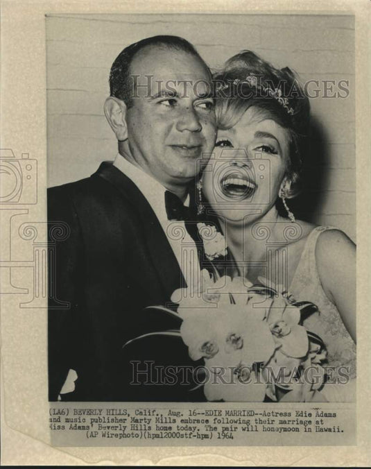 1964 Press Photo Actress Edie Adams and Marty Mills pose after their marriage