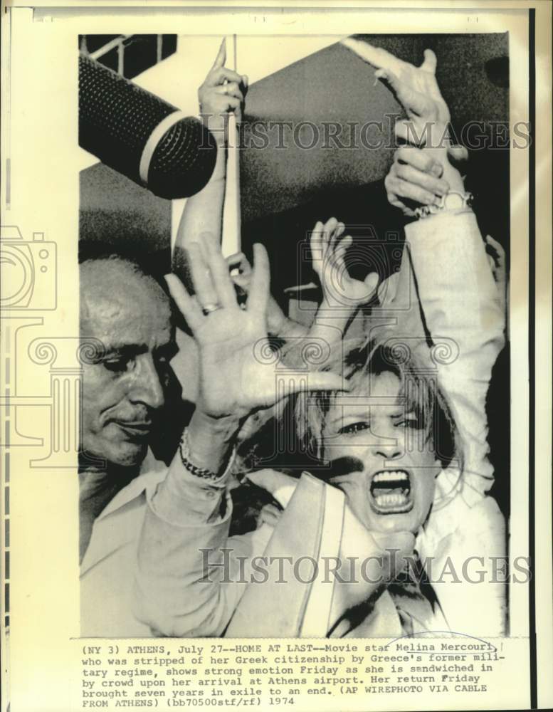 1974 Press Photo Actress Melina Mercouri waves to Athens airport crowd