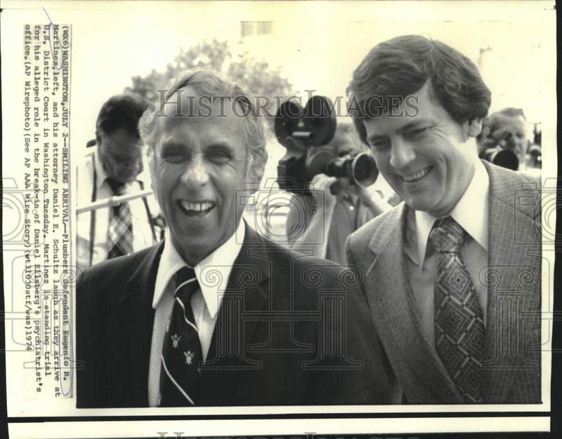 Load image into Gallery viewer, 1974 Press Photo Plumbers defendant Martinez with attorney Schultz at US court
