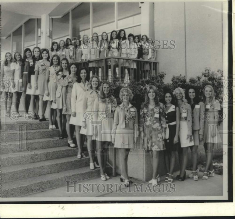 Load image into Gallery viewer, 1974 Press Photo Louisiana contestants to compete in Miss Louisiana Pageant
