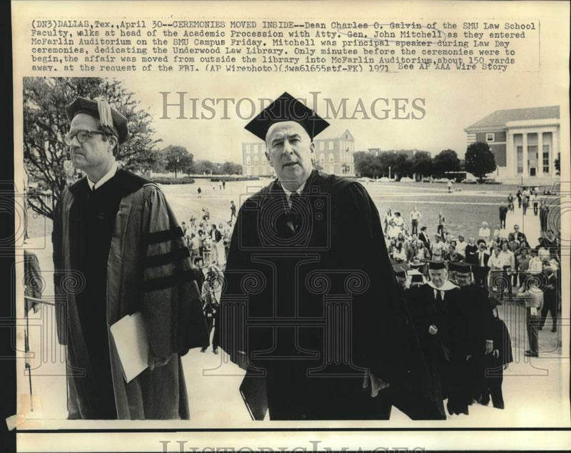 Load image into Gallery viewer, 1971 Press Photo SMU Law School Dean Galvin and AG Mitchell at Law Day ceremony
