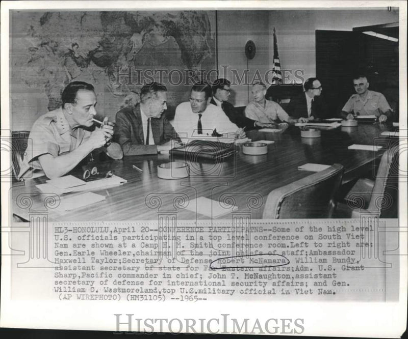 Load image into Gallery viewer, 1965 Press Photo Defense Secretary McNamara and participants on South Vietnam
