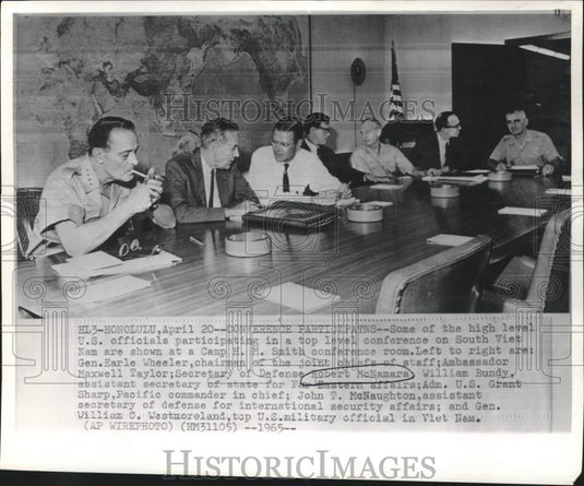 1965 Press Photo Defense Secretary McNamara and participants on South Vietnam