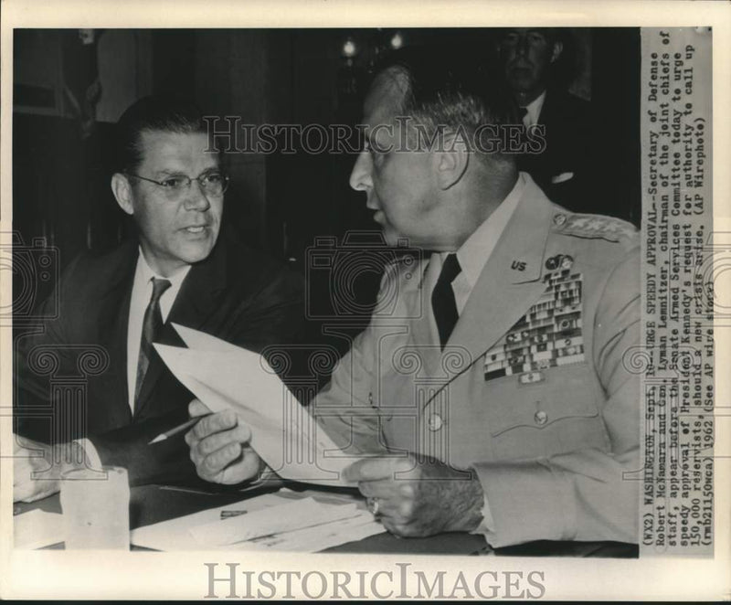 Load image into Gallery viewer, 1962 Press Photo Defense Secretary McNamara and Lemnitzer at Armed Forces
