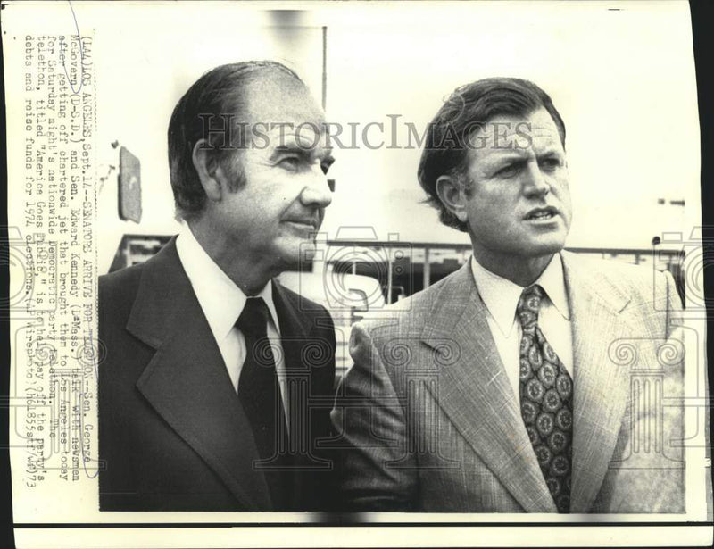 Load image into Gallery viewer, 1973 Press Photo Senators George McGovern and Kennedy with newsmen in California
