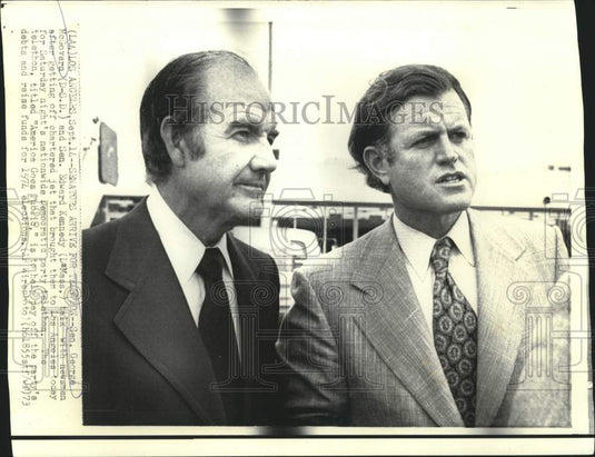 1973 Press Photo Senators George McGovern and Kennedy with newsmen in California