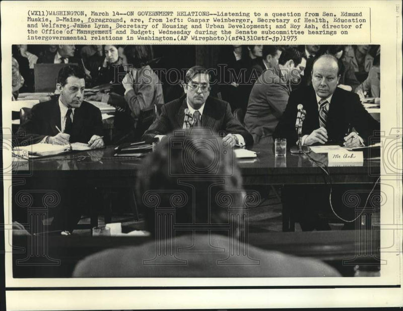 Load image into Gallery viewer, 1973 Press Photo James Lynn and officials listen to Senator Muskie in Washington
