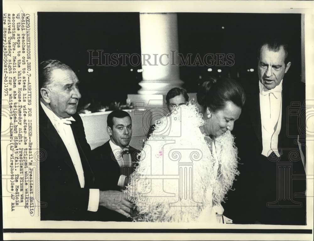 1971 Press Photo Brazil's President Medici stead his wife escorted by Nixon.