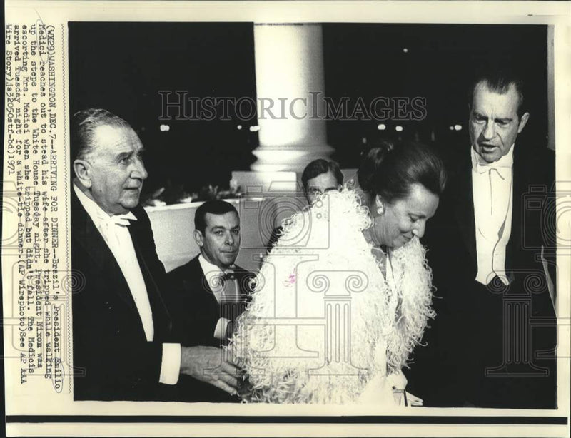 Load image into Gallery viewer, 1971 Press Photo Brazil's President Medici stead his wife escorted by Nixon.
