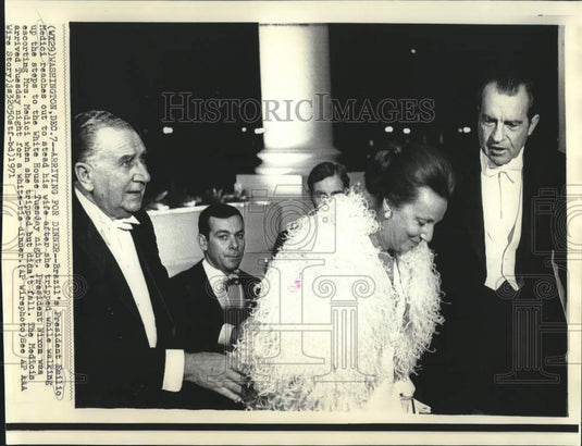 1971 Press Photo Brazil's President Medici stead his wife escorted by Nixon.