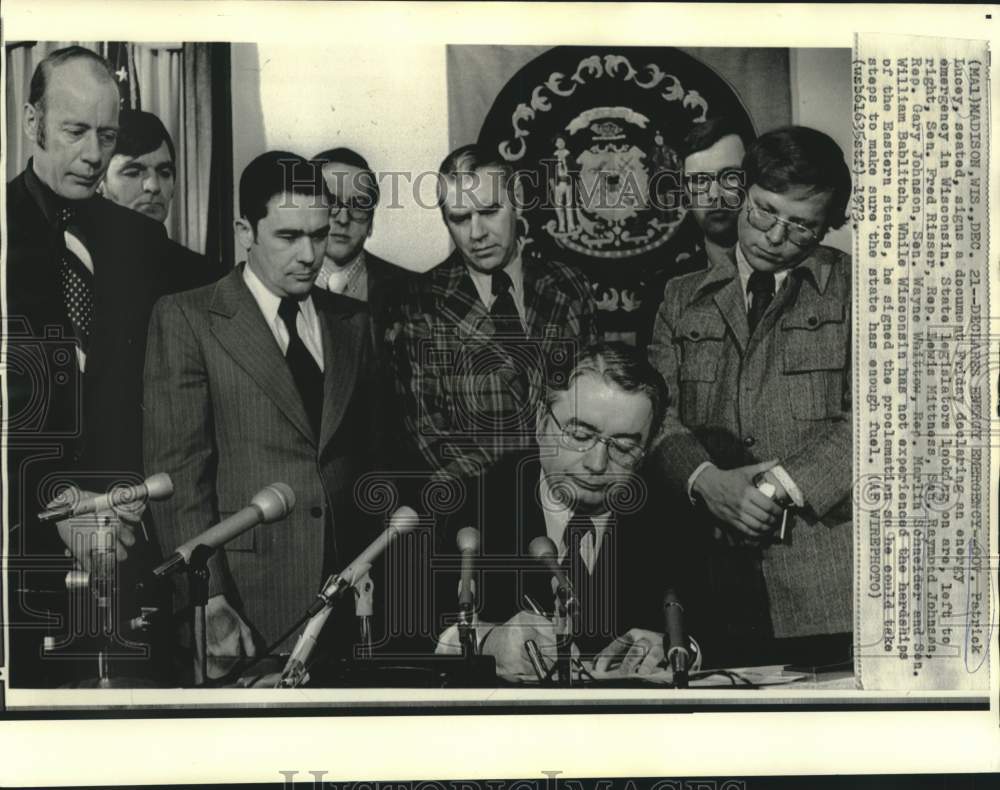 1973 Press Photo Wisconsin Governor Lucey signs energy emergency document