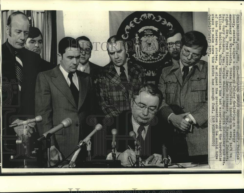 Load image into Gallery viewer, 1973 Press Photo Wisconsin Governor Lucey signs energy emergency document
