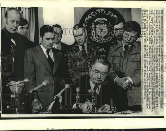 1973 Press Photo Wisconsin Governor Lucey signs energy emergency document