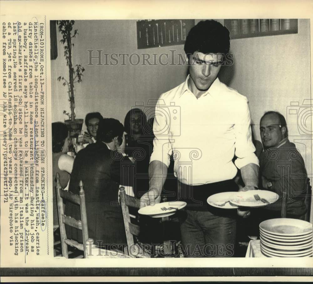 1971 Press Photo Prison released hijacker Minichiello works as busboy in Italy.