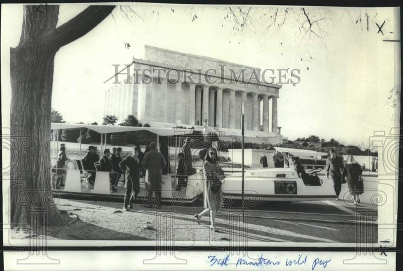 Load image into Gallery viewer, 1966 Press Photo Experimental minitrains for Washington, D.C. tourists

