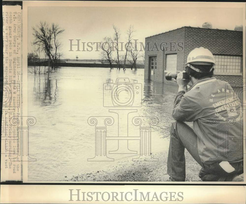 Load image into Gallery viewer, 1976 Press Photo Frank Mazurkiewicz checks Souris River depth in North Dakota

