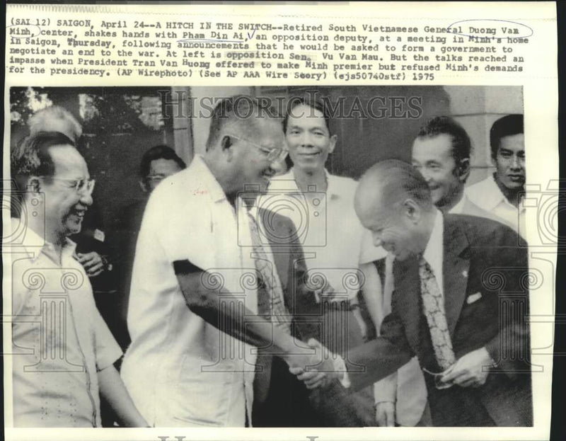 Load image into Gallery viewer, 1975 Press Photo General Duong Minh shakes hands with Pham Din Ai in Saigon
