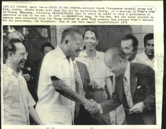 1975 Press Photo General Duong Minh shakes hands with Pham Din Ai in Saigon
