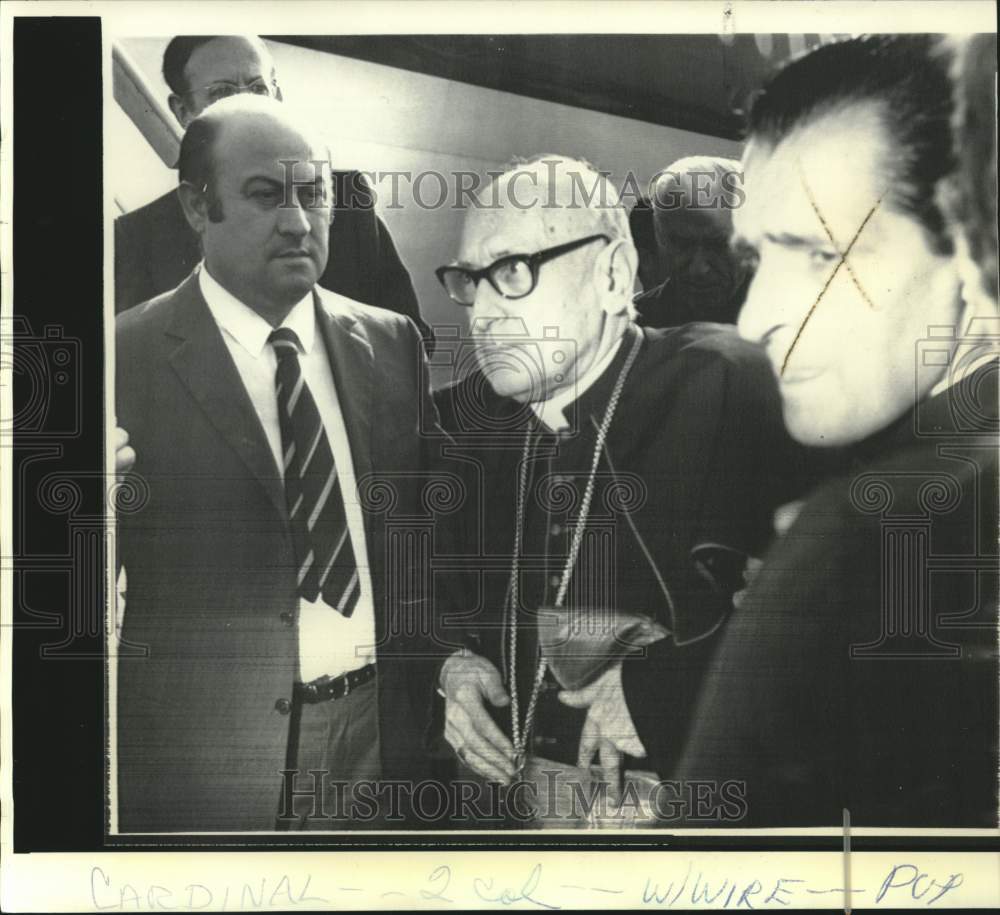 1971 Press Photo Josef Cardinal Mindszenty assisted at Rome&#39;s airport.
