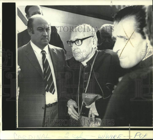 1971 Press Photo Josef Cardinal Mindszenty assisted at Rome's airport.