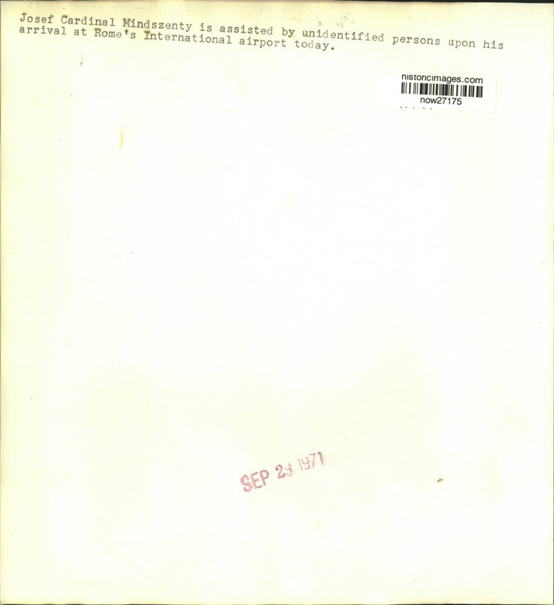 Load image into Gallery viewer, 1971 Press Photo Josef Cardinal Mindszenty assisted at Rome's airport.
