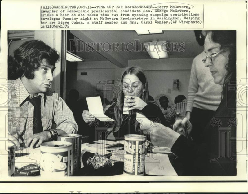 Load image into Gallery viewer, 1972 Press Photo Terry McGovern, Steve Cohan and Mrs. Donley in Washington
