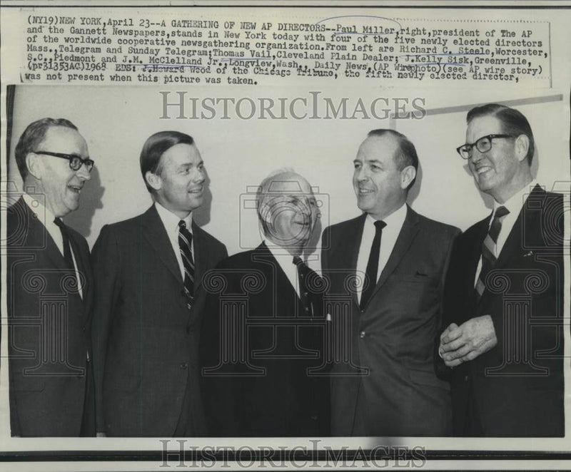 Load image into Gallery viewer, 1968 Press Photo AP President Paul Miller with new newspaper directors
