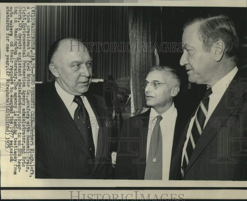 Load image into Gallery viewer, 1975 Press Photo Ford Motor Company's Misch and EPA officials in Washington
