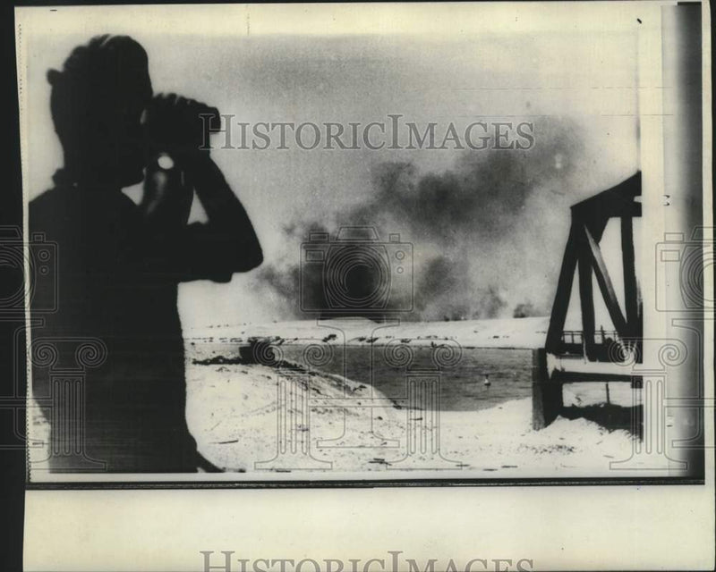Load image into Gallery viewer, 1967 Press Photo Israeli soldier peers into Egypt's Ismalia on the West Bank
