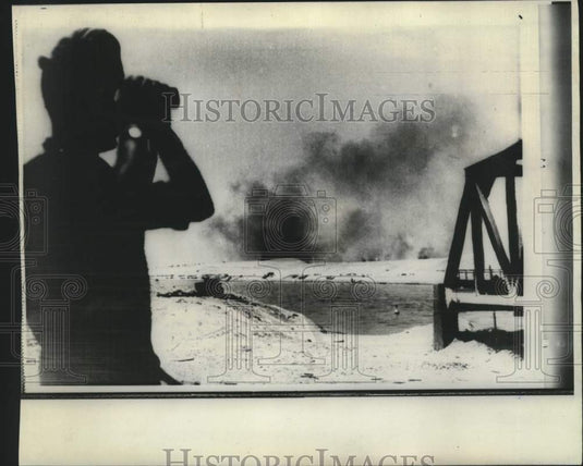 1967 Press Photo Israeli soldier peers into Egypt's Ismalia on the West Bank