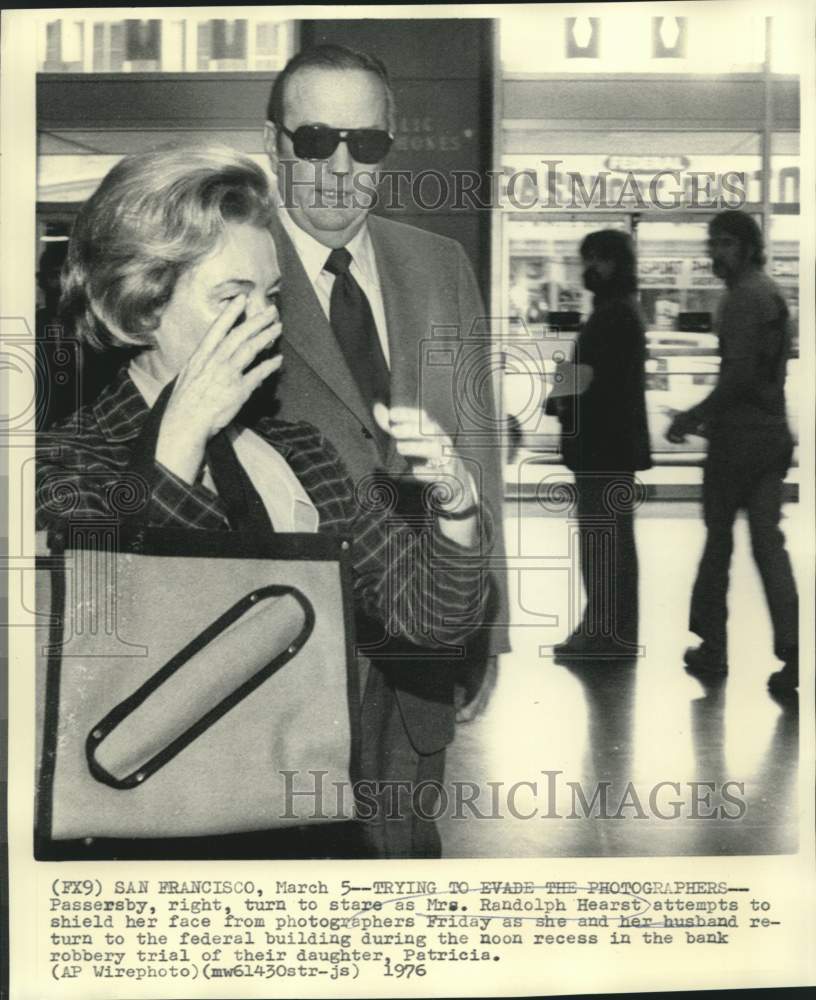 1976 Press Photo Mr. and Mrs. Randolph Hearst return to federal building in CA