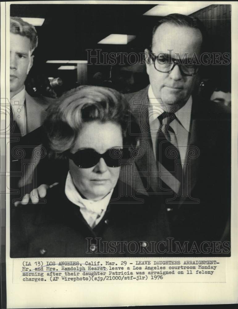 Load image into Gallery viewer, 1976 Press Photo Mr. and Mrs. Randolph Hearst leave Los Angeles courtroom

