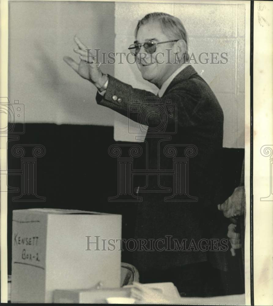 1974 Press Photo Arkansas Representative Wilbur Mills waves to voters