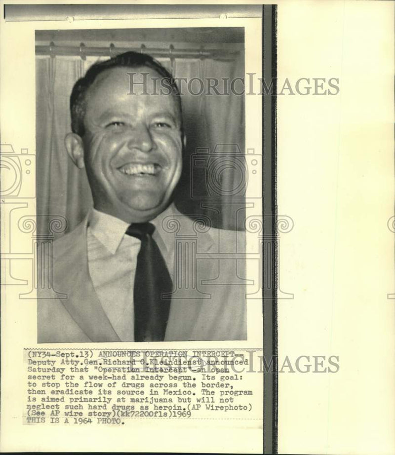 Load image into Gallery viewer, 1964 Press Photo Richard Kleindienst announces "Operation Intercept."
