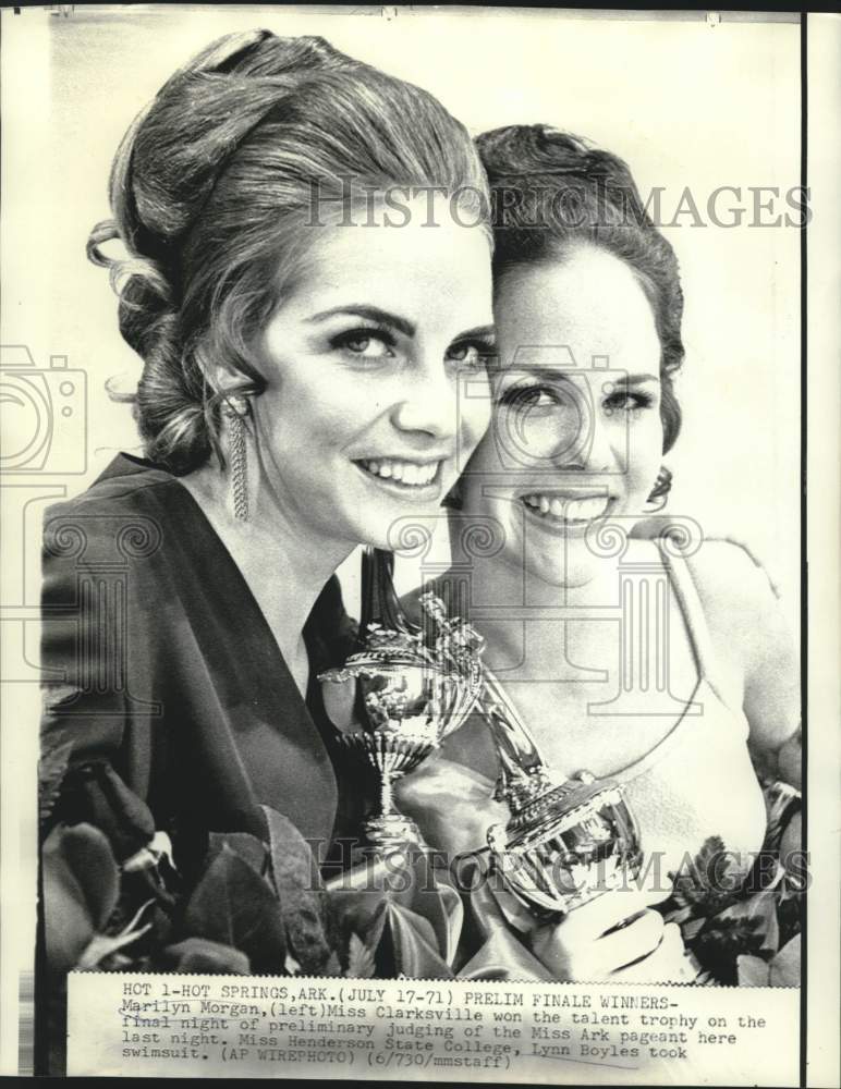 Load image into Gallery viewer, 1971 Press Photo Talent and swimsuit winners, Marilyn Morgan and Lynn Boyles
