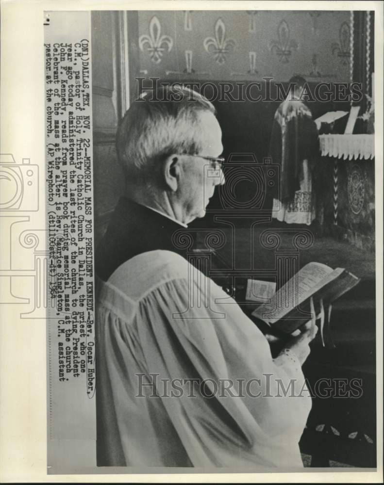 1964 Press Photo Pastor Huber and assistant pastor Singleton of Holy Trinity
