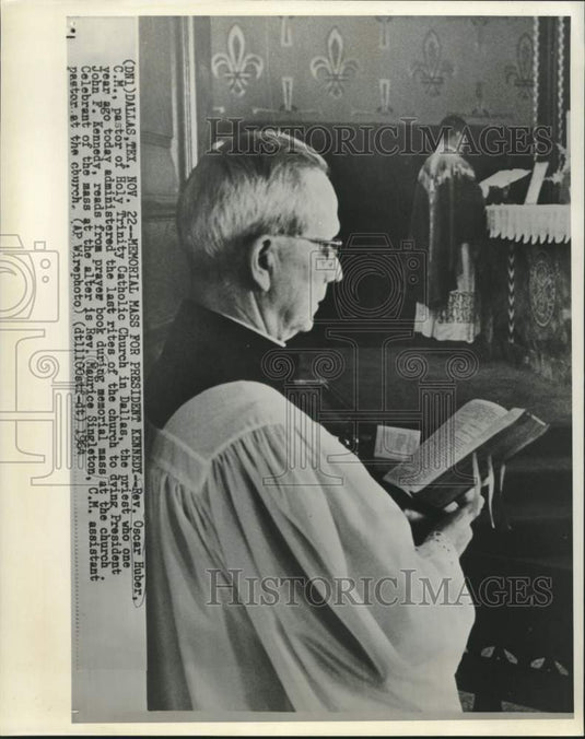 1964 Press Photo Pastor Huber and assistant pastor Singleton of Holy Trinity