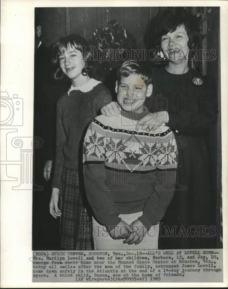 1965 Press Photo Astronaut James Lovell's family at their Texas home - now27889