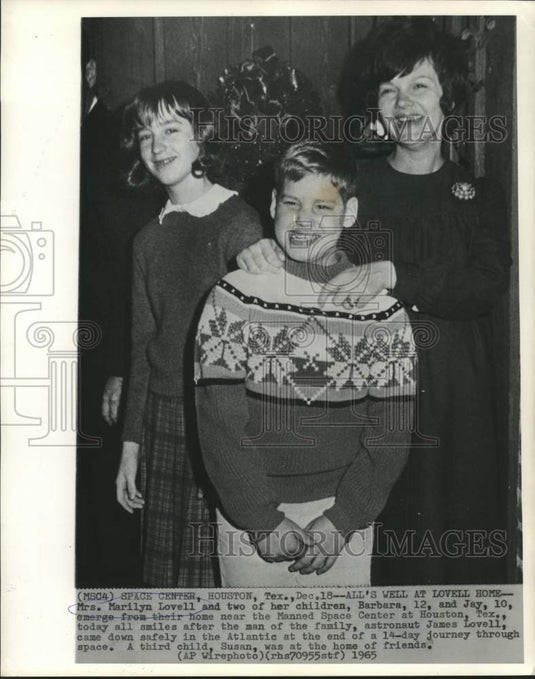 1965 Press Photo Astronaut James Lovell's family at their Texas home - now27889