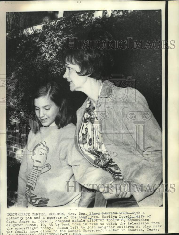 Load image into Gallery viewer, 1968 Press Photo Astronaut James Lovell's wife and daughter at their Texas home
