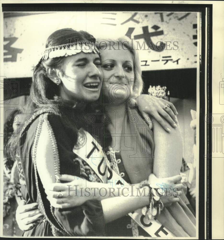 1974 Press Photo Pageant contestants Deniz Kongu and Panagiataku hug